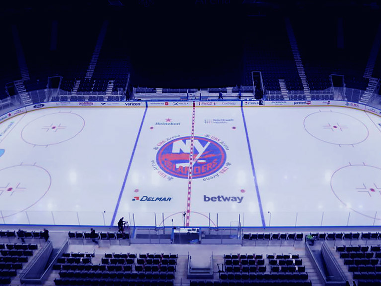 Une vue aérienne de la patinoire des Islanders de New York avec le logo Delmar peint sur la glace de la zone neutre.