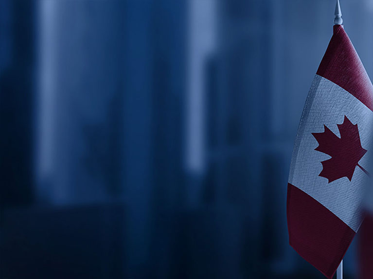 Une vue aérienne d'une zone industrielle à proximité d'un plan d'eau.